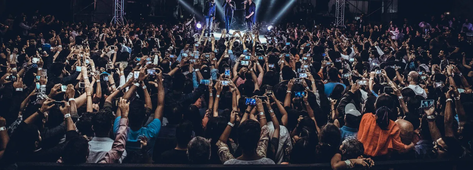 Virsaa massive concert crowd with phone lights